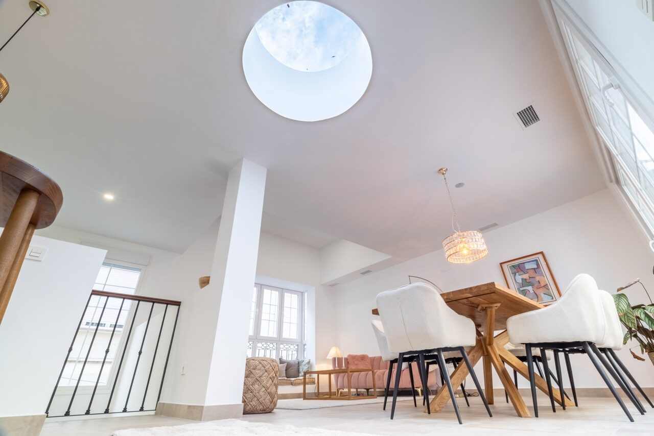 Spisestue under ovenlys